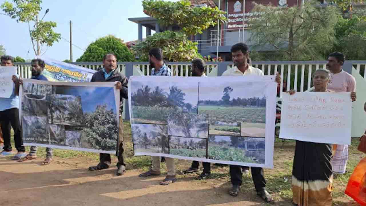 முல்லைத்தீவு மாவட்ட செயலகம் முன்பாக கவனயீர்ப்பு போராட்டம்!
