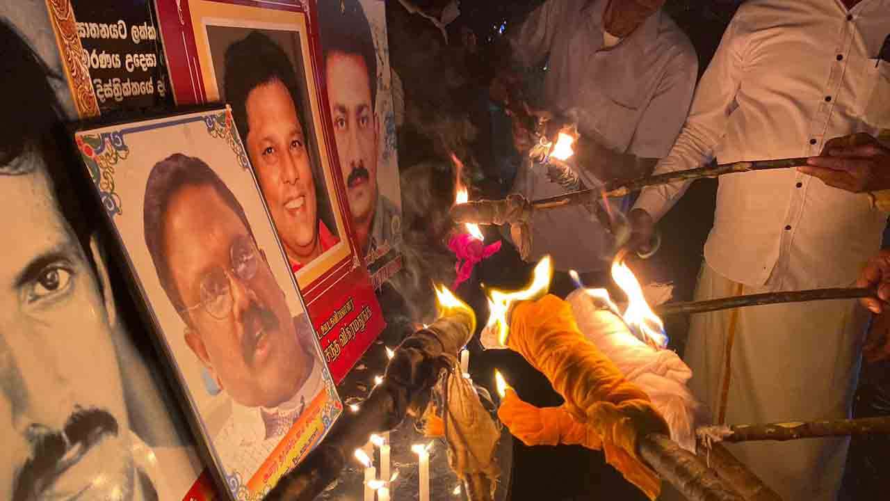 "கறுப்பு ஜனவரி": மட்டக்களப்பில் சுடர் ஏற்றி ஊடகவியலாளர்கள் அஞ்சலி!