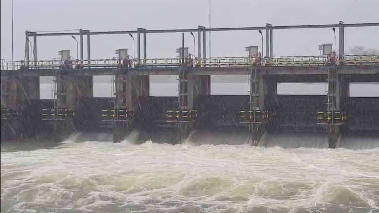 இரணைமடுக் குளத்தின் 8 வான் கதவுகள் திறப்பு!