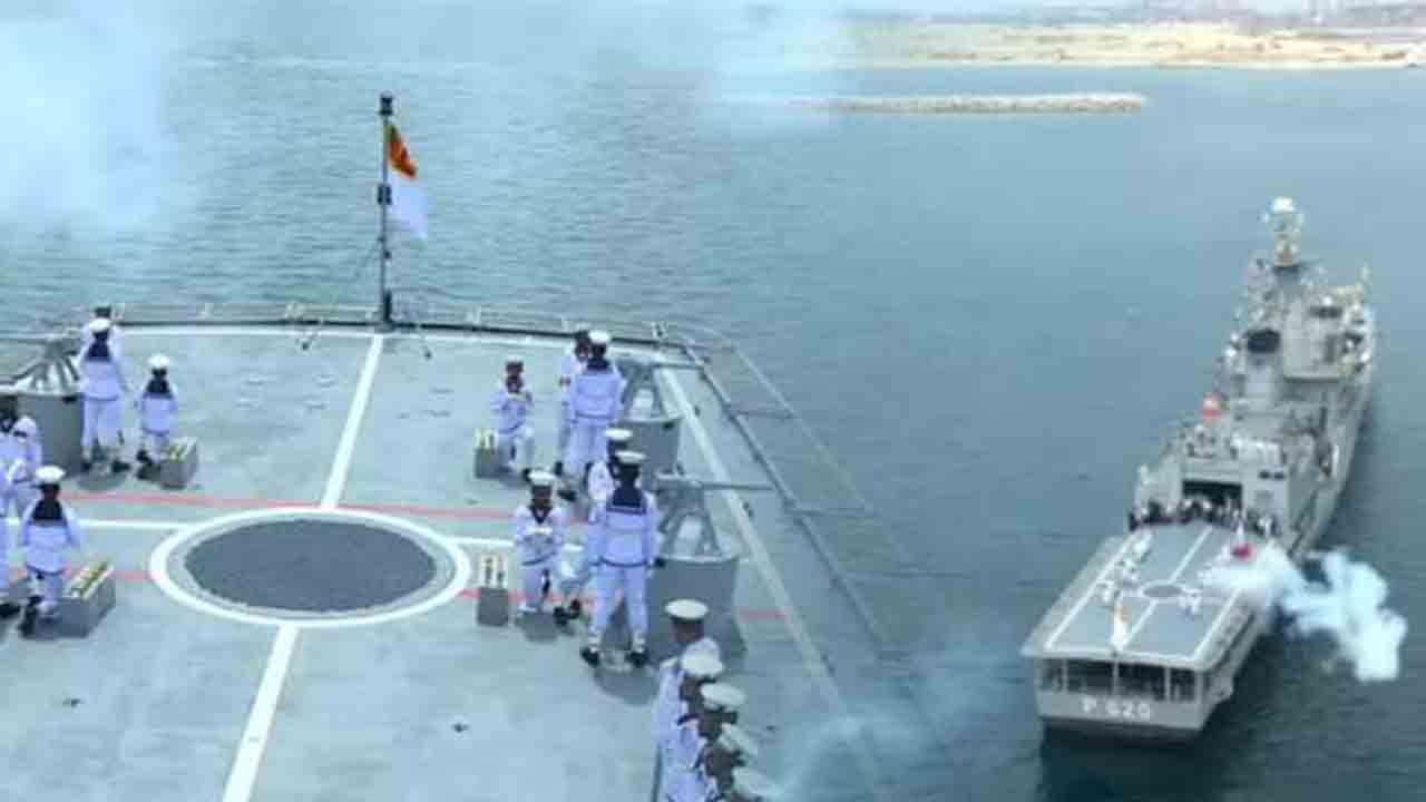 சுதந்திர தினத்தில் மரியாதை வேட்டுக்களை தீர்த்த கடற்படை