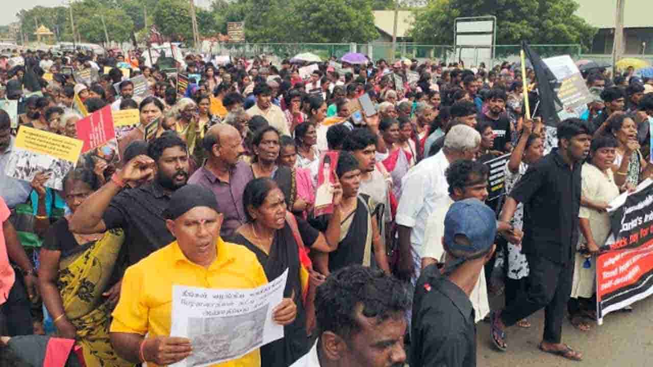 சுதந்திர தினத்தில் கறுப்பு கொடி ஏந்தி போராட்டம்