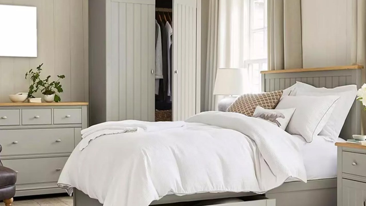 படுக்கையறையில் இந்த பொருட்களை வைக்கக்கூடாதாம்!