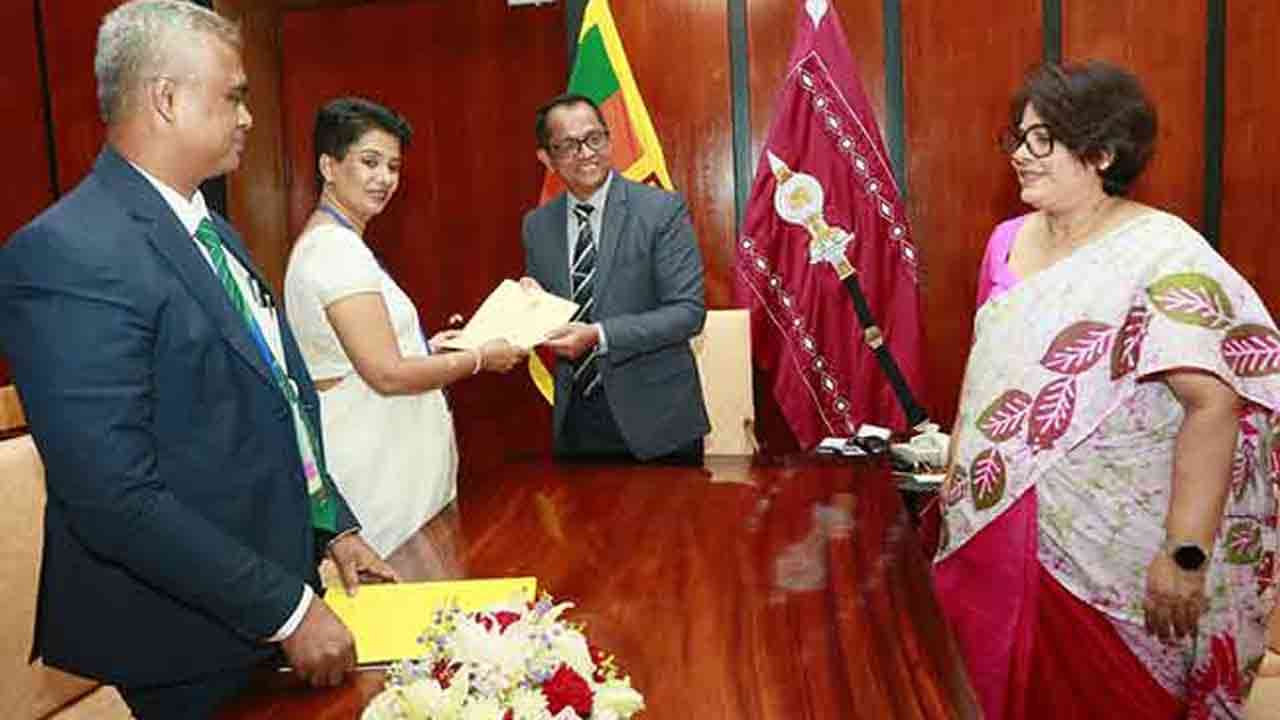 இலங்கையின் முதலாவது பெண் கணக்காய்வாளர் நாயகம் சத்தியப்பிரமாணம்!