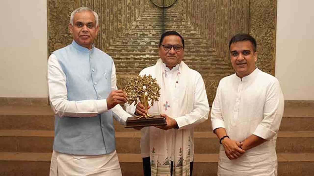 விஜித ஹேரத் - குஜராத் ஆளுநர் சந்திப்பு