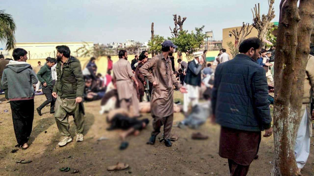பாகிஸ்தானில் பள்ளிவாசல் ஒன்றில் இடம்பெற்ற குண்டுவெடிப்பில் 31 பேர் பலி