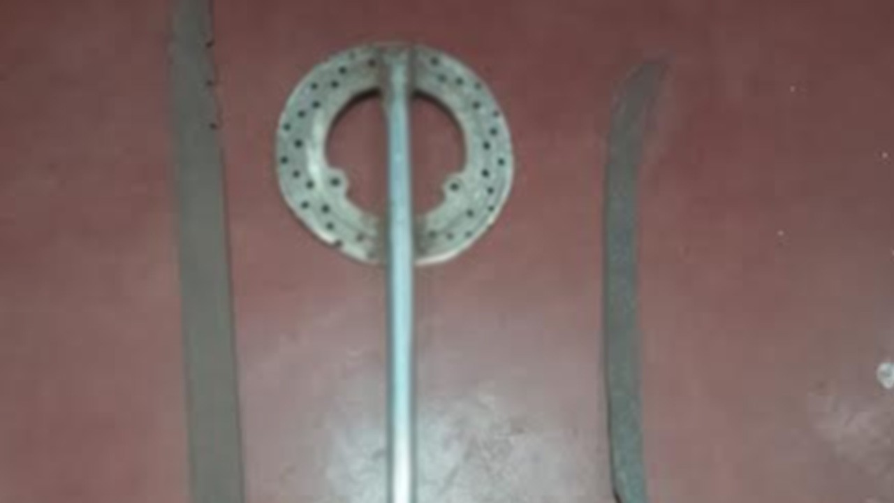 புங்குடுதீவில் வாள்களுடன் இரு இளைஞர்கள் கைது