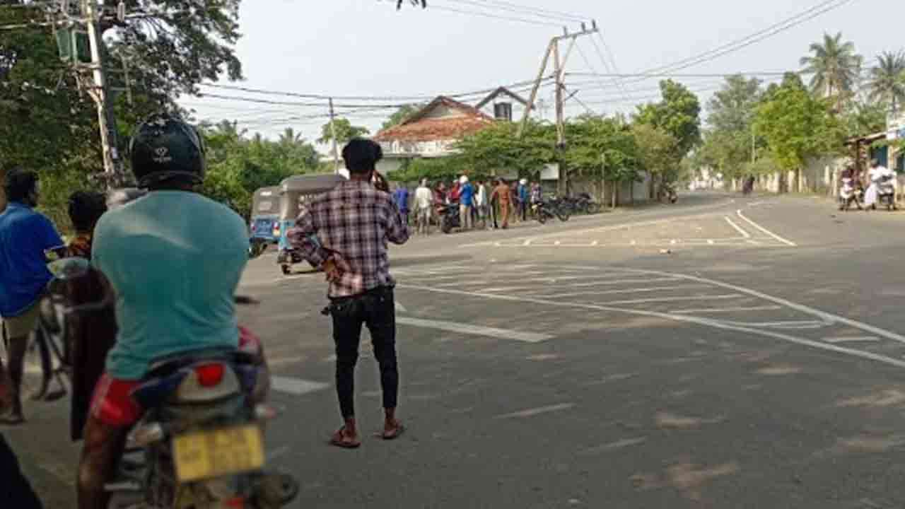 யாழில் இரு குழுக்களுக்கு இடையே மோதல் - இருவர் காயம்