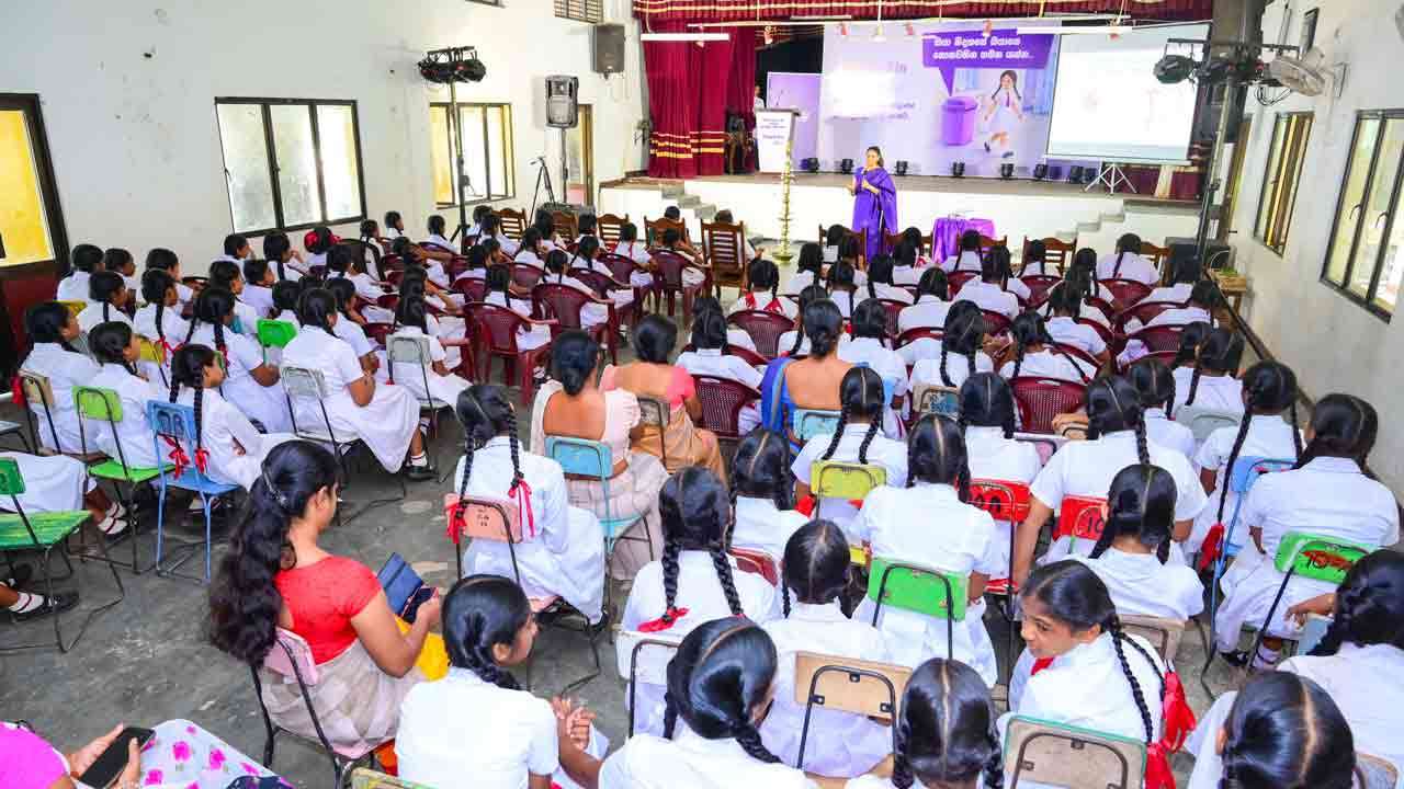 Fems இனால் வலுவூட்டப்படும் ‘Purple Bin’ இனால் பாடசாலை மாணவிகளுக்கு பாதுகாப்பாக பயன்படுத்திய அணையாடைகளை கழிவகற்றும் வசதி