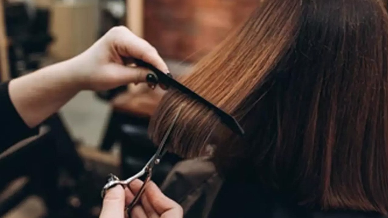 பெண்ணுக்கு தவறாக சிகை அலங்காரம் செய்த சலூன்!