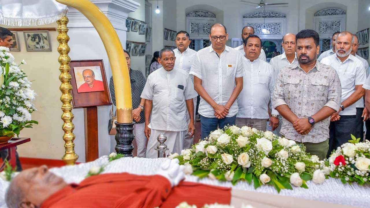 பேராசிரியர் திஸ்ஸ விதாரணவின் பூதவுடலுக்கு இறுதி அஞ்சலி செலுத்திய ஜனாதிபதி