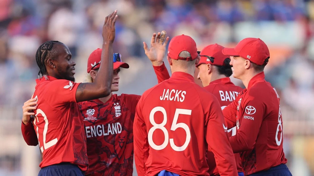 இங்கிலாந்து அணி 24 ஓட்டங்களால் வெற்றி!