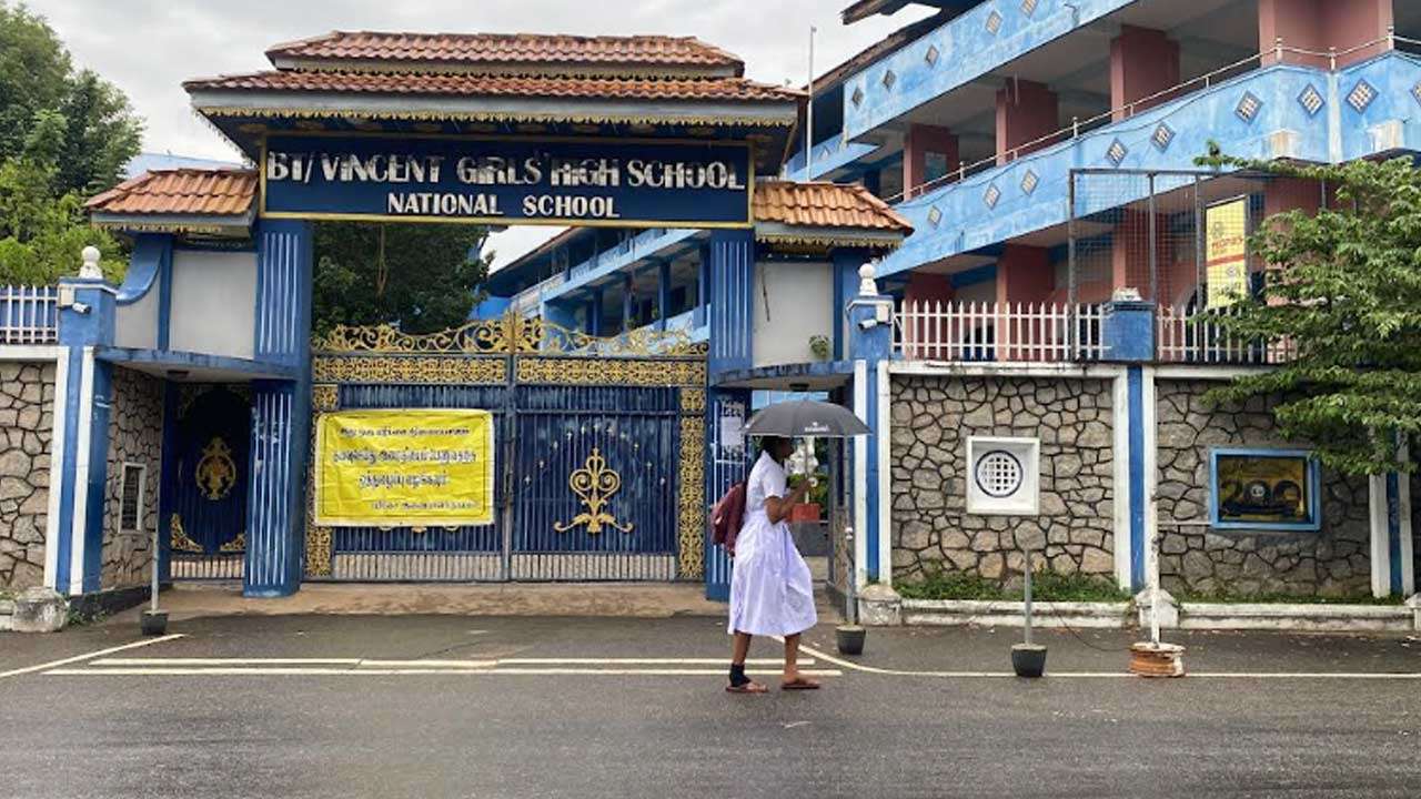 பலத்த மழைக்கு மத்தியிலும் பரீட்சைக்கு தோற்றிய மாணவர்கள்!