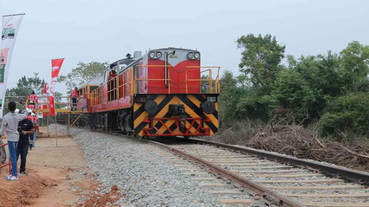 INSEE சீமெந்து, தித்வா சூறாவளியால் பாதிக்கப்பட்ட சுண்ணாம்புக்கல் புகையிரதப் போக்குவரத்தை மீளமைத்து, சேவைகளை மீண்டும் தொட