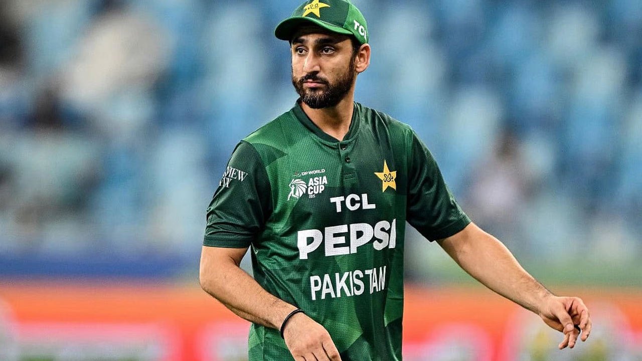 Coachஐ முறைத்த பாக். அணியின் தலைவர்!