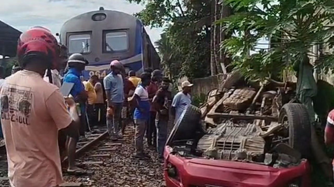 ரயிலுடன் மோதிய கெப் வாகனம் - மூவர் காயம்!