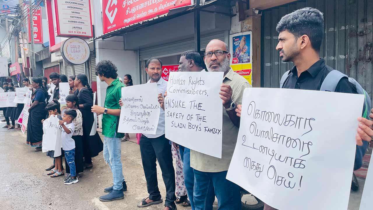 யாழ்ப்பாணத்தில் பொலிஸாருக்கு எதிராகக் கொதித்தெழுந்த மக்கள்!