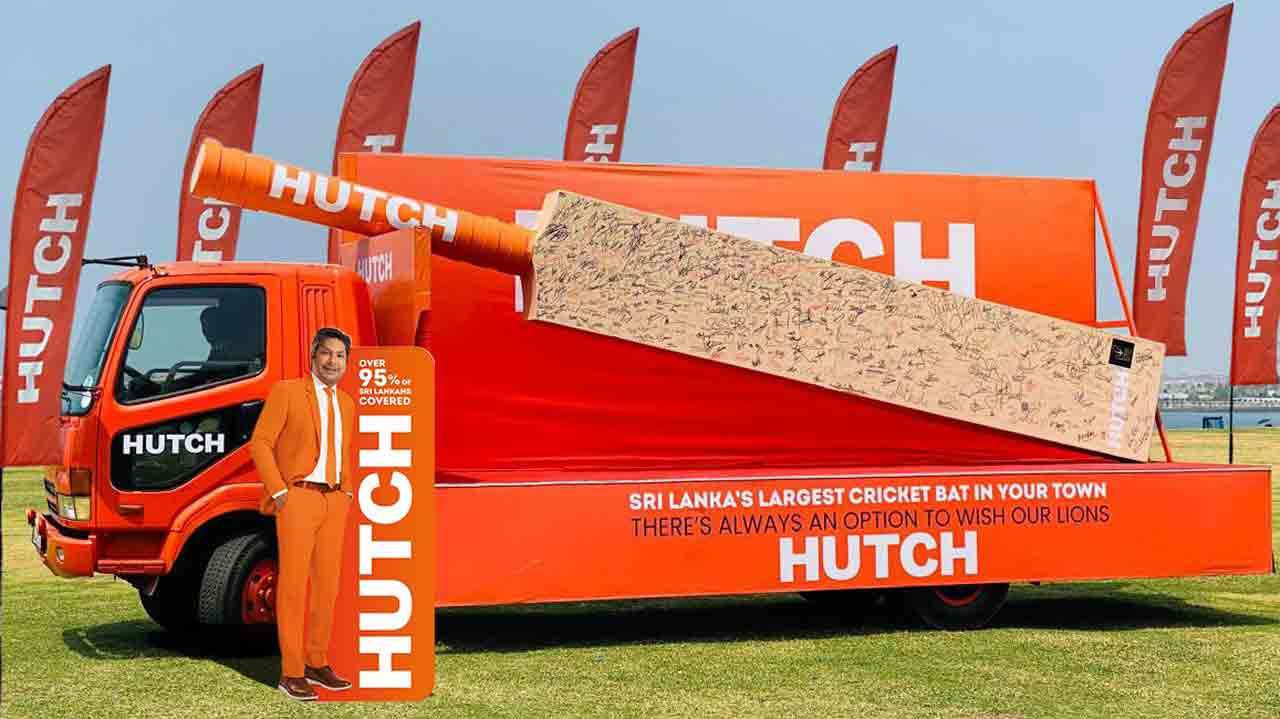 மைதானங்கள் முதல் வீதிகள் வரை: இலங்கையின் மிகப்பெரிய கிரிக்கெட் துடுப்பு மட்டையில் தமது கையொப்பத்தை இட நாடு முழுவதும் உள்