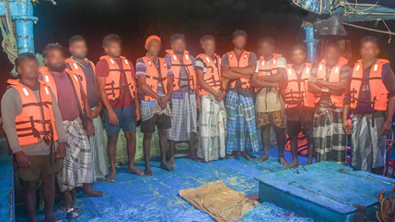 எல்லை தாண்டிய மேலும் 12 இந்திய மீனவர்கள் கைது!