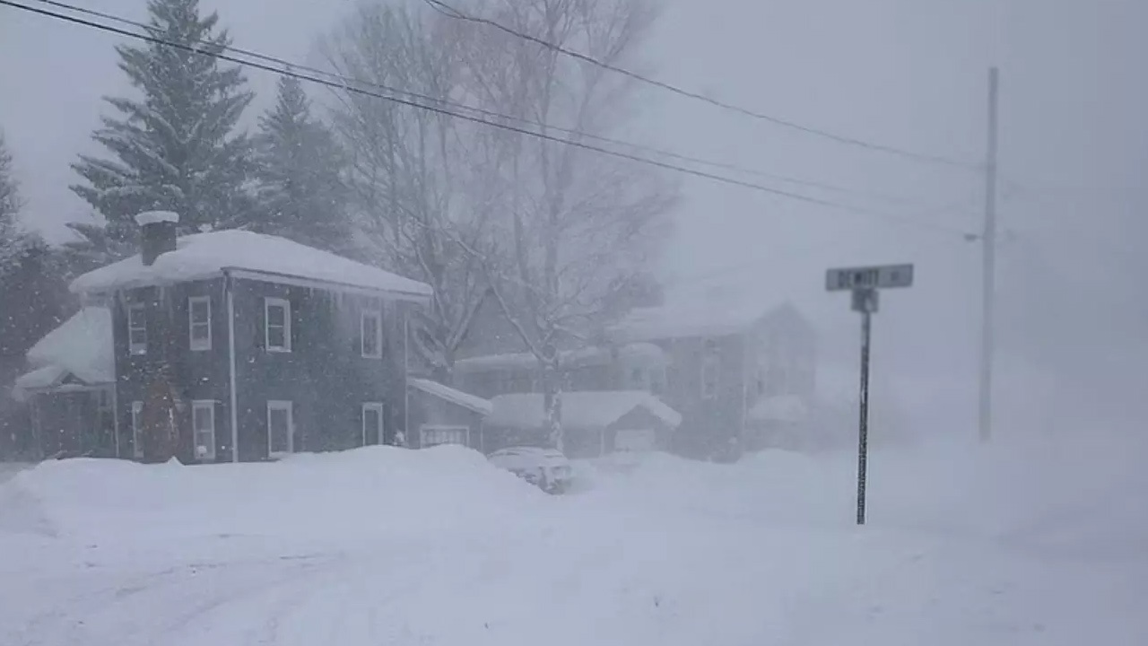 பனிப்புயலில் சிக்கித்தவிக்கும் அமெரிக்கா!