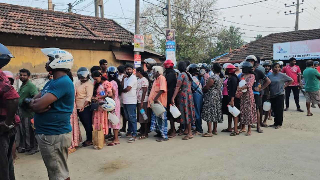 யாழில் எரிபொருளுக்கு நீண்ட வரிசை!