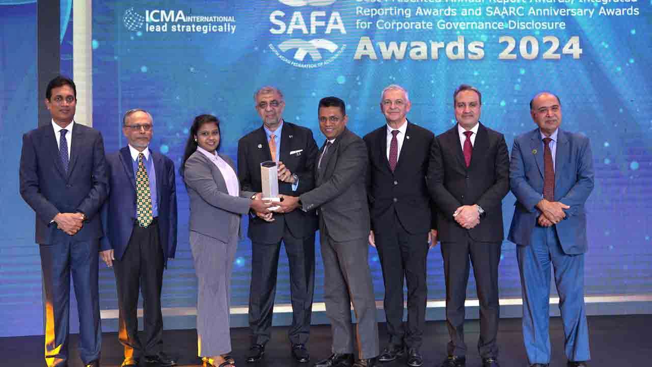 SLT-MOBITEL க்கு SAFA சிறந்த வருடாந்த நிதி அறிக்கைகள் விருதுகள் வழங்கலில் வெள்ளி விருது வழங்கி கௌரவிப்பு