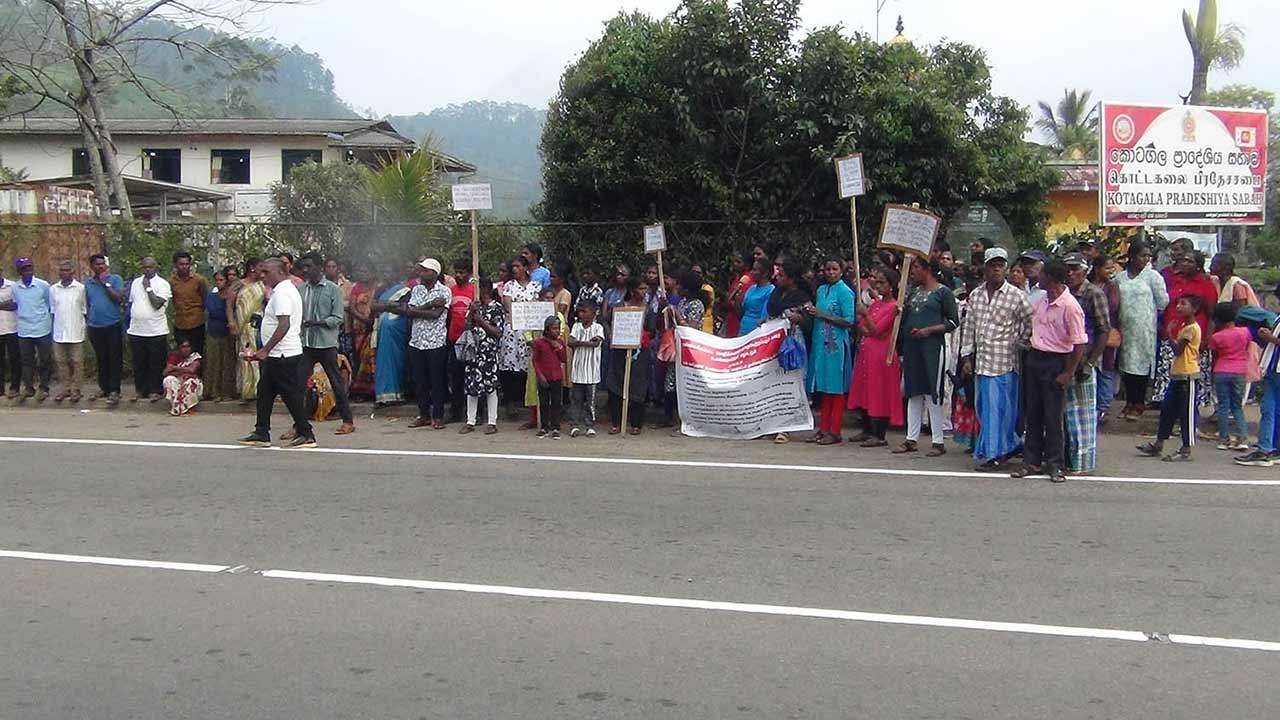 தோட்ட நிர்வாகத்தை மாற்றக் கோரி கொட்டகலையில் தொழிலாளர்கள் போராட்டம்