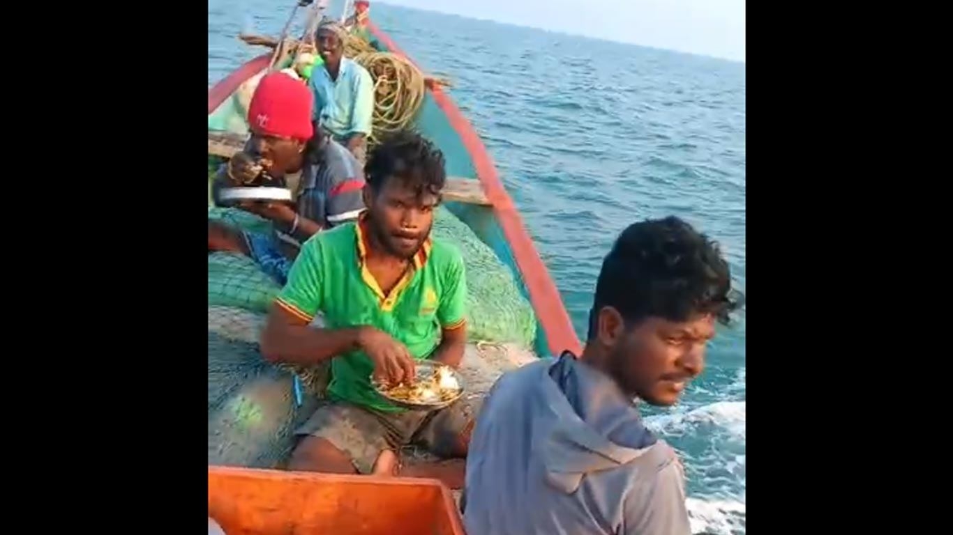 இந்திய மீனவர்கள் உதவி செய்தும் கரை திரும்பாத காங்கேசன்துறை மீனவர்கள்