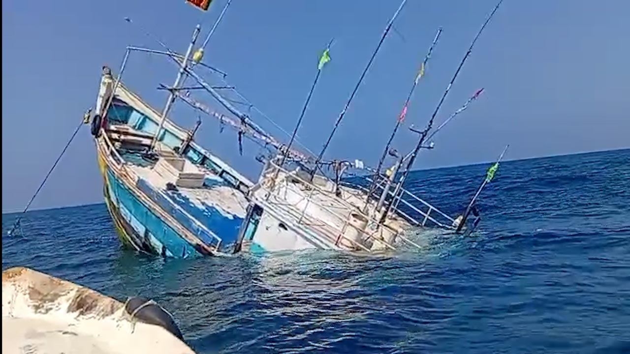 சாய்ந்தமருதில் மூழ்கிய பாரிய மீன்பிடிப் படகு!