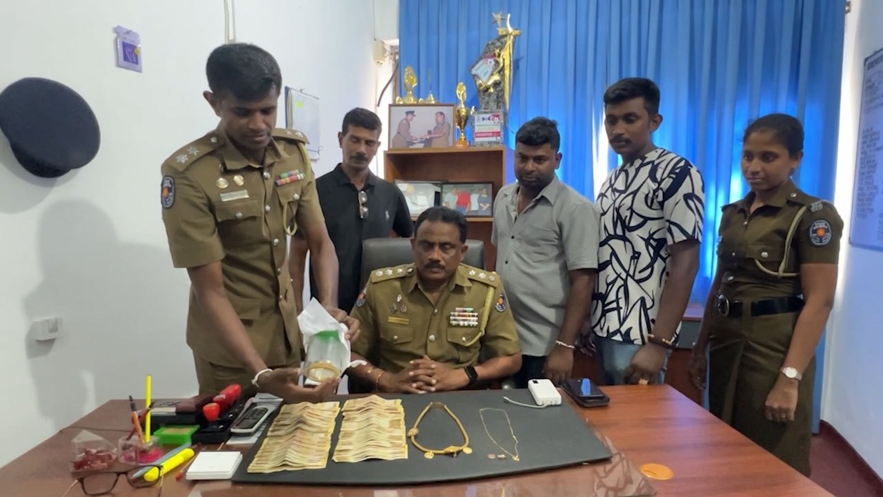 மன்னாரில் வீடு புகுந்து திருடிய நான்கு பெண்கள் கைது!