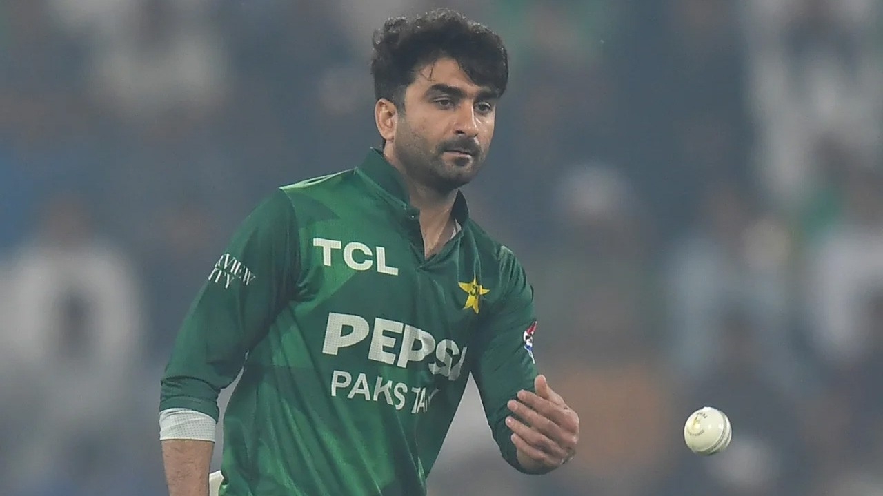 பெண் ஊழியரிடம் அத்துமீறிய பாக். வீரர்?