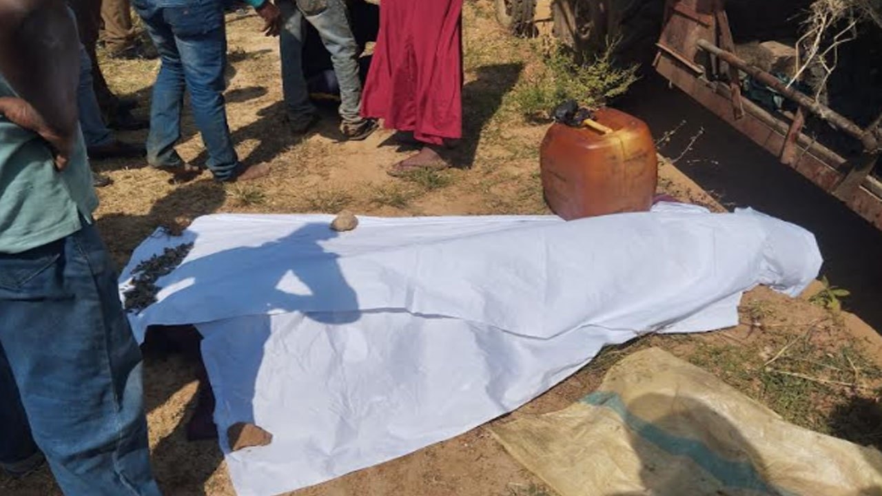 அறுவடை இயந்திரத்தை ஏற்றிச் சென்ற சாரதி சடலமாக மீட்பு