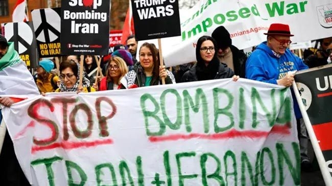 இலண்டனில் அமெரிக்கத் தூதரகம் நோக்கிப் பாரிய எதிர்ப்புப் பேரணி