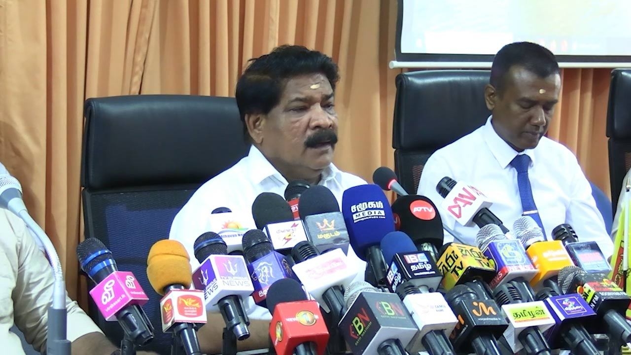 குழம்பிய குட்டைக்குள் மீன்பிடிக்க சிலர் முயற்சி செய்கிறார்கள்!