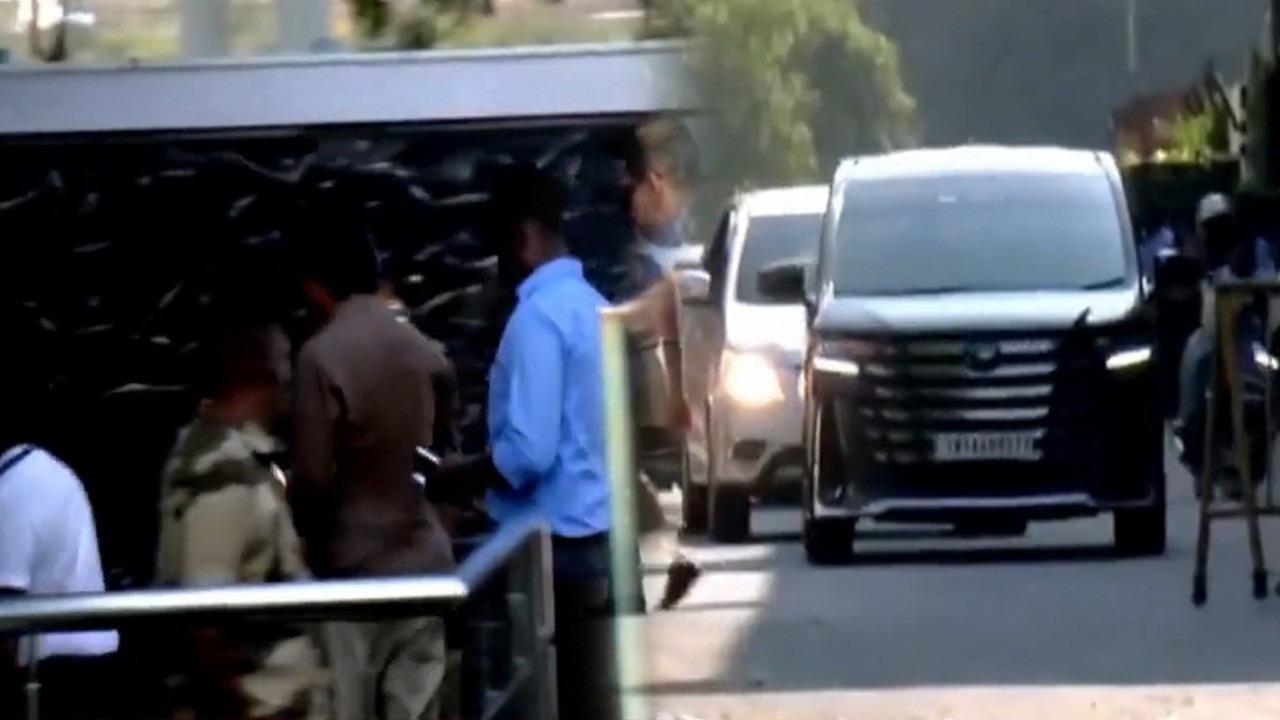 விஜய் பையில் கத்தரிக்கோல்!