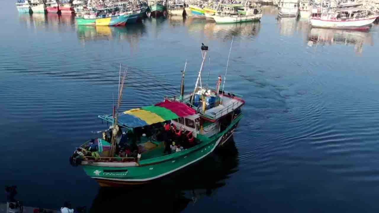 தென்கடலில் கண்டுபிடிக்கப்பட்ட சந்தேகத்திற்குரிய படகு கரைக்கு!