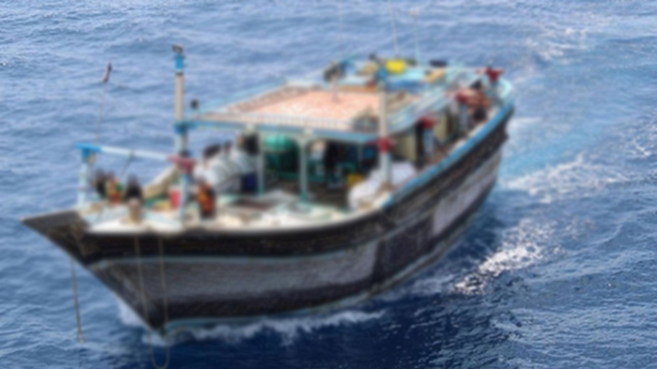 கடற்படையால் சுற்றிவளைக்கப்பட்ட படகில் 250 கிலோ கொக்கேன்!