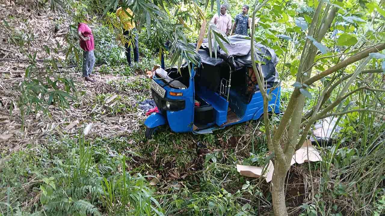 60 அடி பள்ளத்தில் வீழ்ந்து முச்சக்கர வண்டி விபத்து: சாரதி காயம்