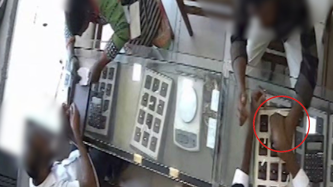 நகைக்கடையில் நூதன முறையில் திருடிய நபர் கைது!