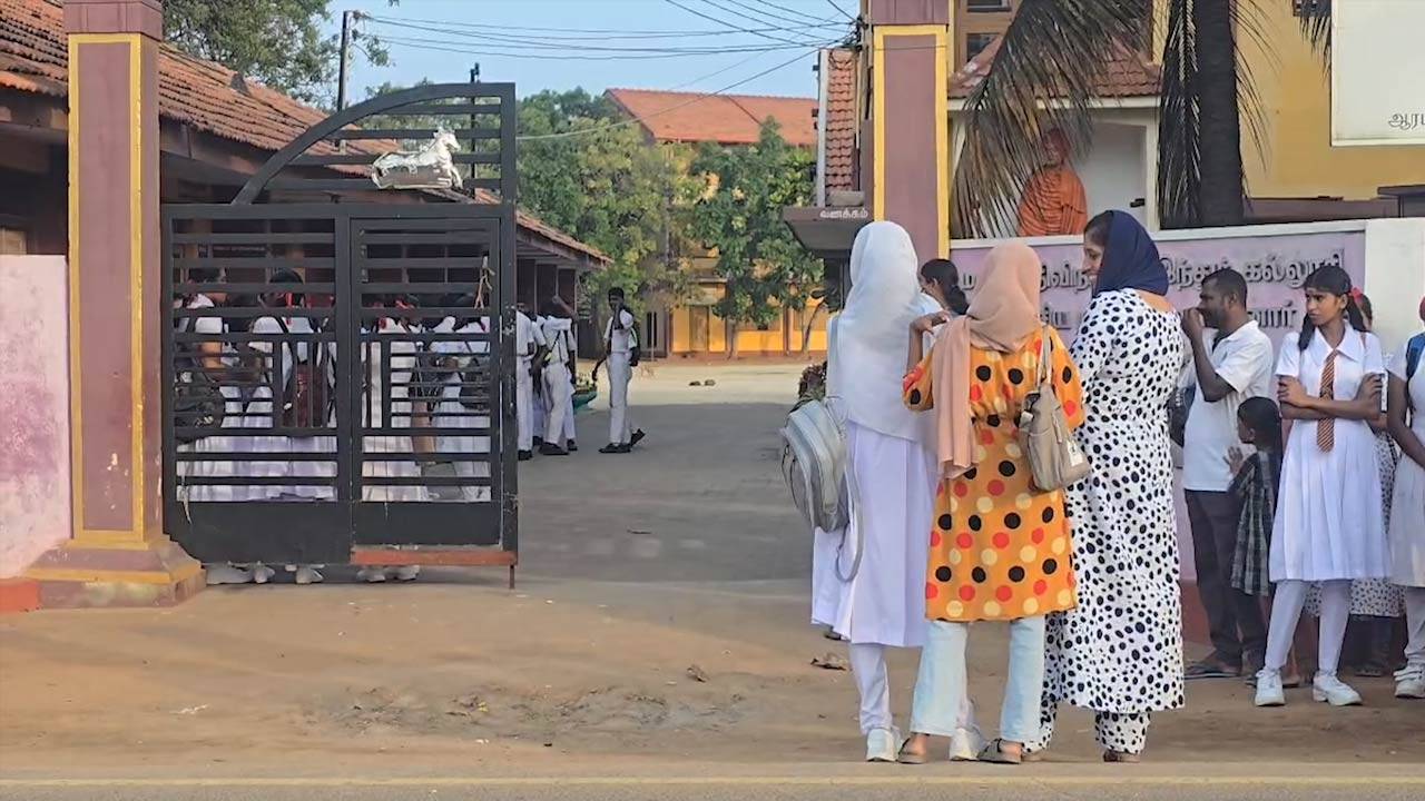 இறையாசியுடன் பரீட்சை மண்டபம் நுழைந்த மன்னார் மாணவர்கள்!