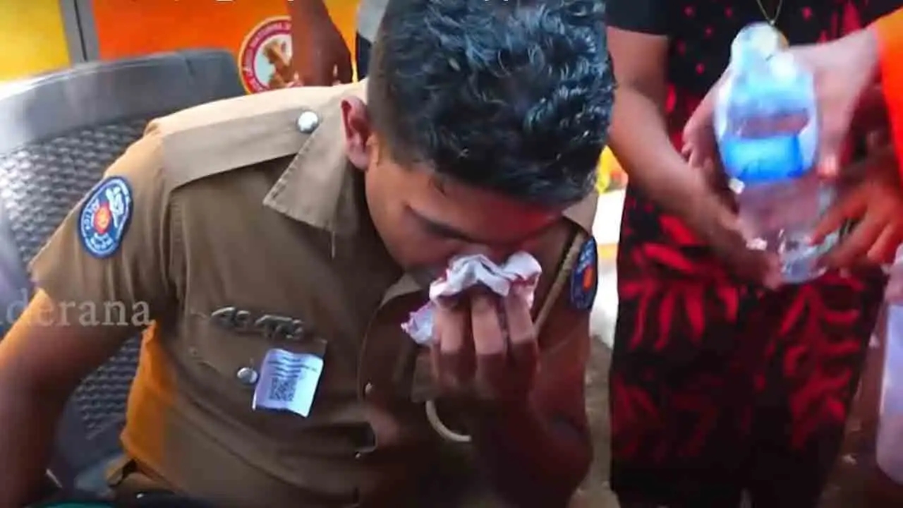 ஆர்ப்பாட்டத்திற்கு இடையே பொலிஸ் அதிகாரி மீது தாக்குதல்