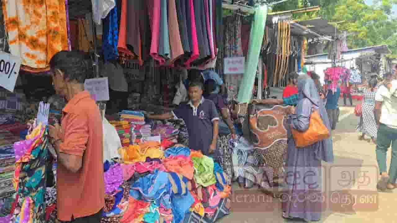 மன்னாரில் சூடு பிடித்துள்ள பண்டிகைக்கால வியாபாரம்!