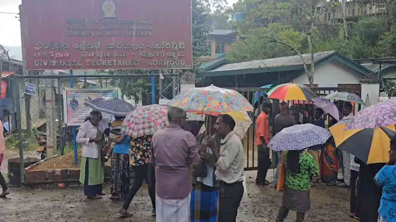 அஸ்வெசும கொடுப்பனவுக்காக காத்திருந்த மக்கள்