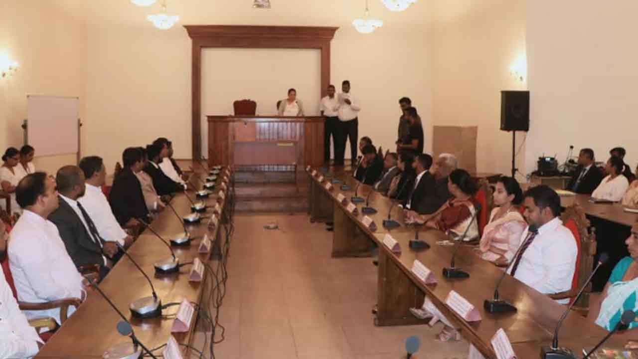 உபாலி வணிகசேகர 14 வாக்குகளைப் பெற்று முதல்வரானார்
