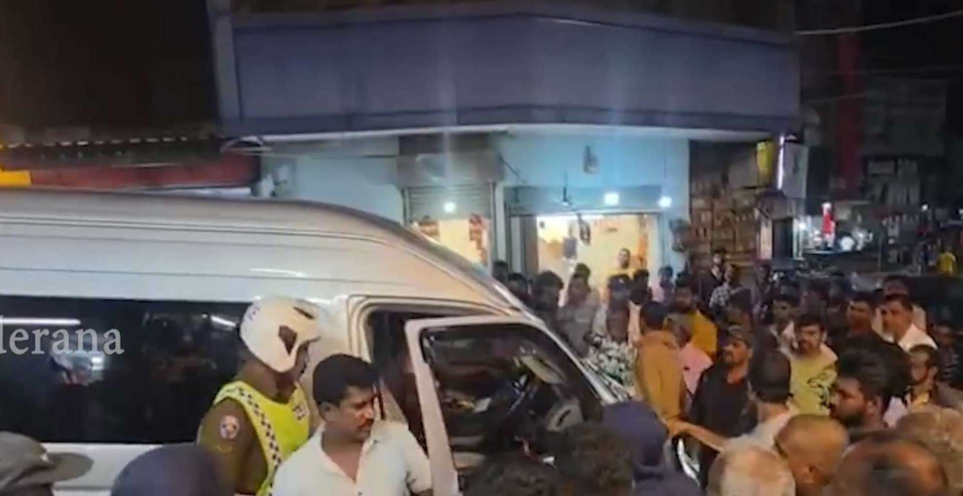 "பெண்கள் மீது கைவைக்க நீ என்ன ரவுடியா?"