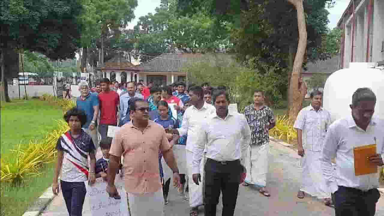 உள்ளக விளையாட்டு அரங்கு நமக்குத் தேவை என போராட்டம்!