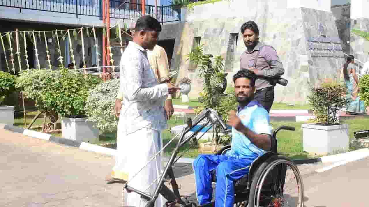 சக்கர நாற்காலியூடாக இலங்கை முழுவதும் பயணத்தை ஆரம்பிக்கும் இளைஞன்!