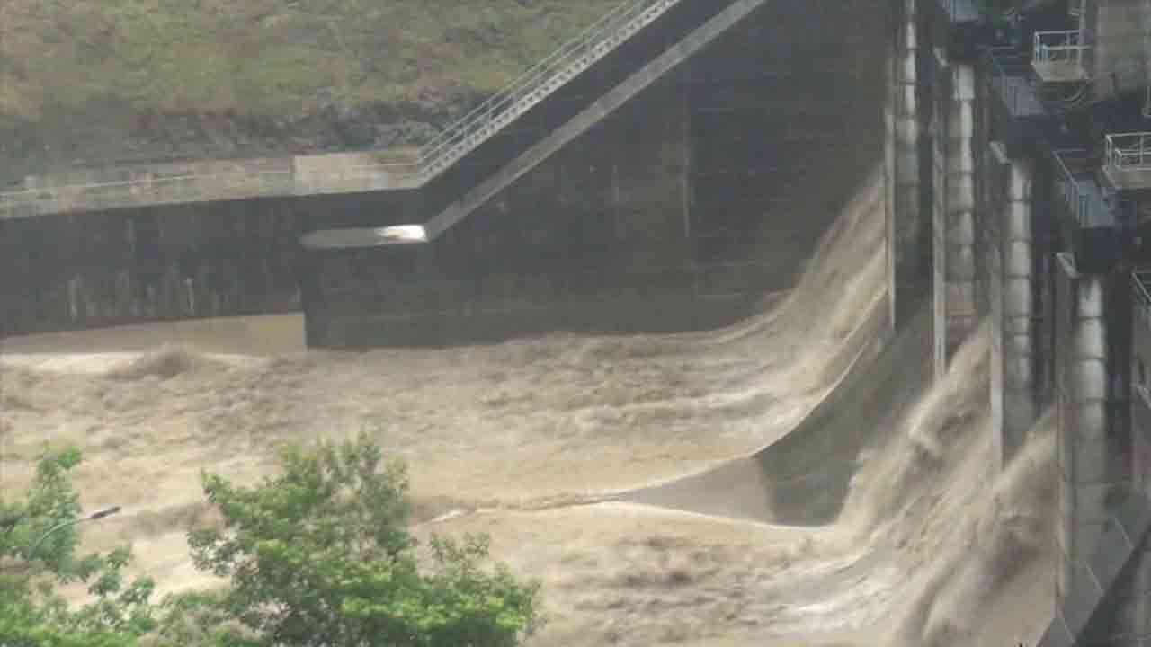மேல் கொத்மலை நீர்த்தேக்கத்தில் மூன்று வான் கதவுகள் திறப்பு!