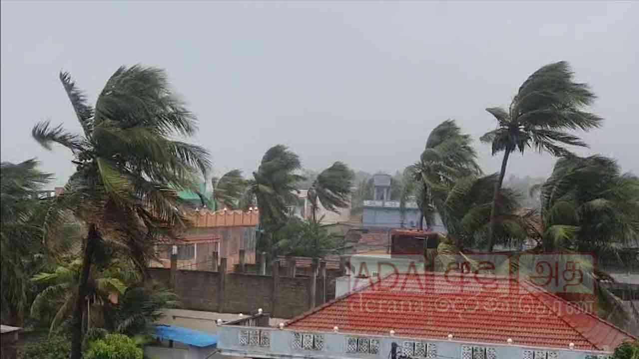 குறிகாட்டுவான் வீதியில் சீறிப்பாயும் வௌ்ளநீர்!