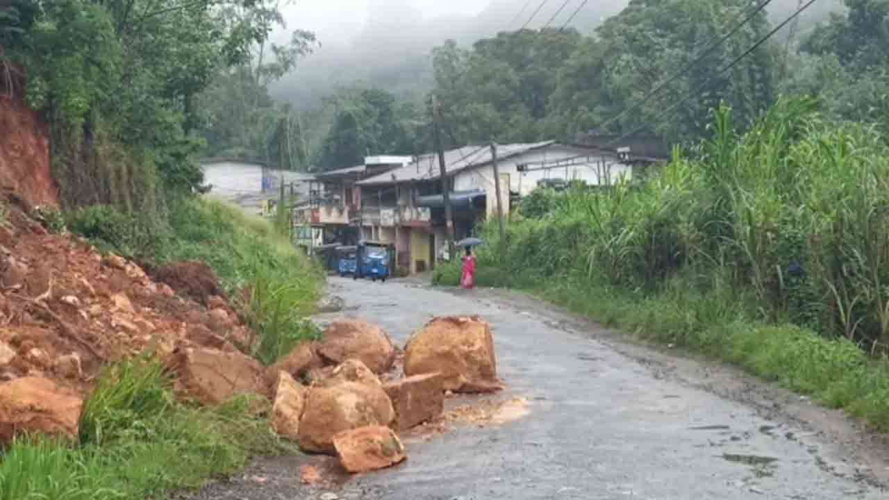 டயகம தலவாக்கலை பிரதான வீதியில் மண்சரிவு!