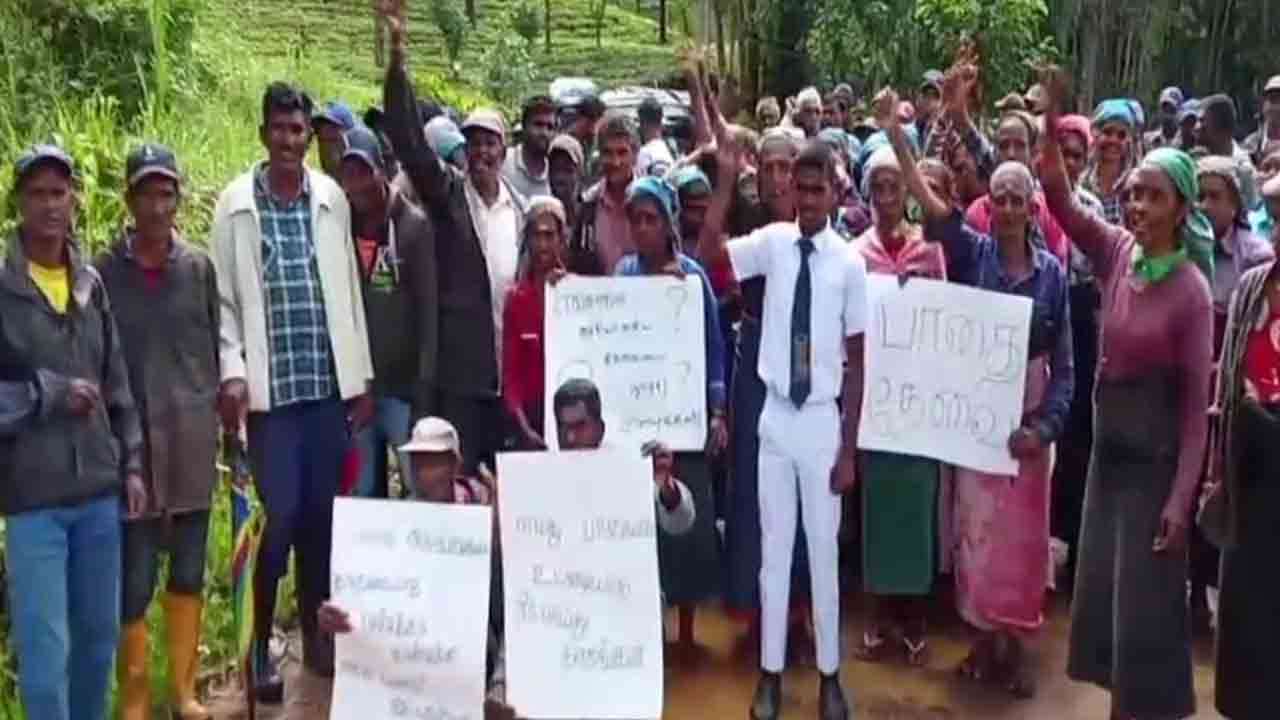 வீதியை புனரமைத்து தருமாறு கோரி மக்கள் ஆர்ப்பாட்டம்